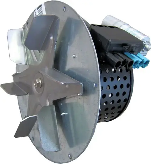 Gebläsemotor von Bosch mit Metallgehäuse und sechs Blättern zur Luftzirkulation, ausgestattet mit elektrischen Anschlüssen.